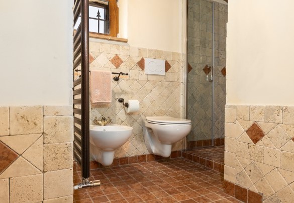 En suite bathroom with shower n.2, first floor - Poggio delle Lumie