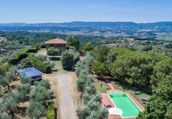 An aerial perspective of the property, with the driveway and the swimming pool - Poggio Medei