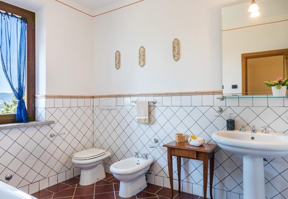 Bathroom with bathtub No. 4 in common with rooms No. 4 and 5 - Poggio Medei