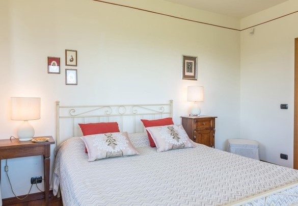 Double bedroom 2 with en suite bathroom with shower - Poggio Medei