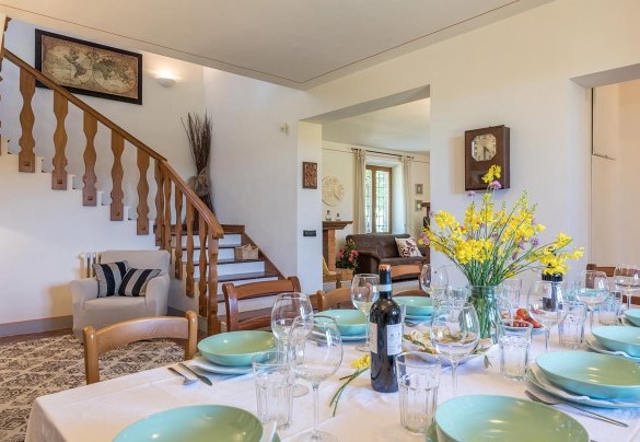 Dining room communicating with the stairs on the first floor - Poggio Medei