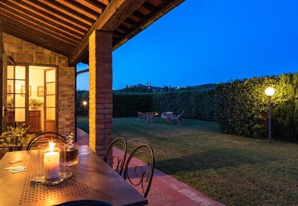 The portico in the evening version, ideal for a card game with friends with a view of Citta 'della Pieve - Poggio Medei