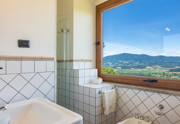 Double bedroom 2 with en suite bathroom with shower - Poggio Medei
