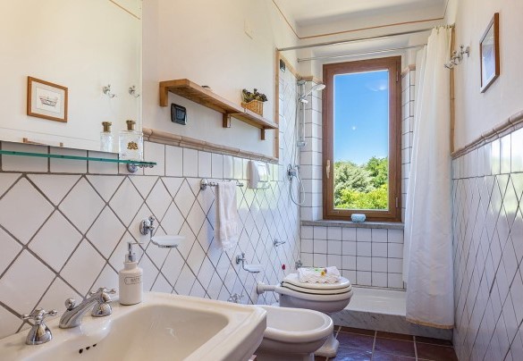 Bathroom with shower n.3 en suite to bedroom n.3 - Poggio Medei