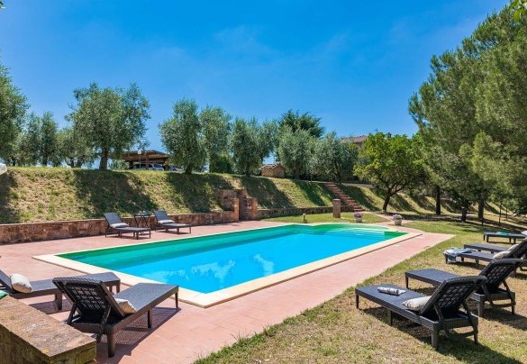 Panoramic view of the swimming pool equipped with comfortable sun beds - Poggio Medei