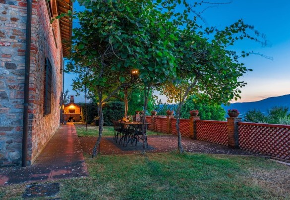 The illuminated outdoor table where you can spend unique moments - Poggio Medei
