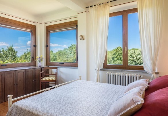 Double bedroom 2 with en suite bathroom with shower - Poggio Medei