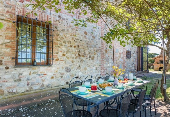 The breakfast table a stone's throw from the kitchen - Poggio Medei