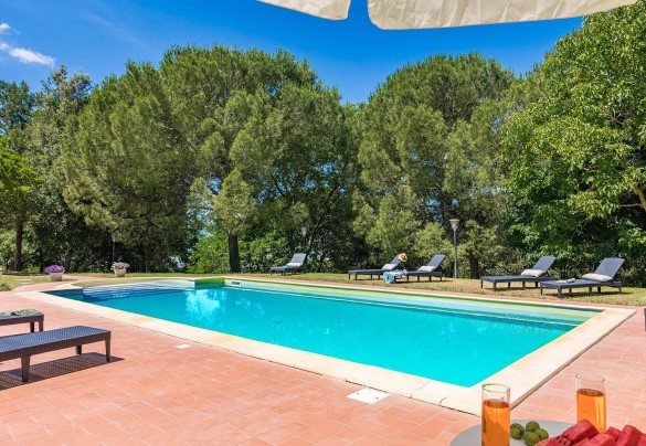 An aperitif enjoyed by the pool - Poggio Medei