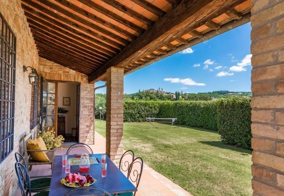 The porch overlooking Citta 'della Pieve equipped with table and chairs - Poggio Medei