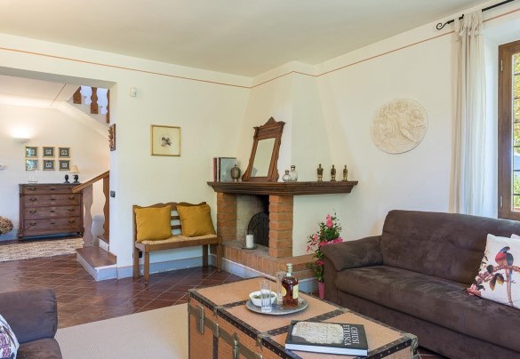 Spacious living room with fireplace corner - Poggio Medei