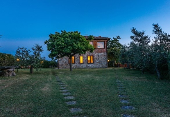 The farmhouse kissed by the last rays of sun - Poggio Medei