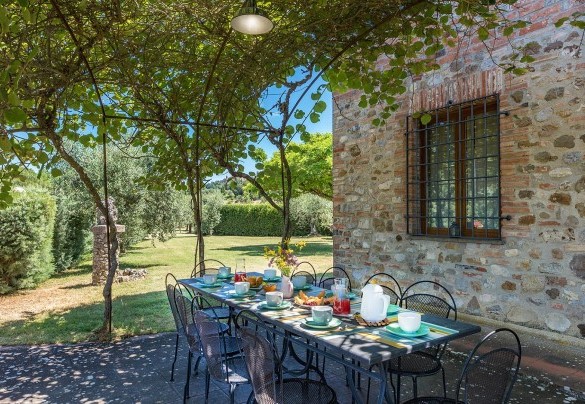 The breakfast table placed in a shaded and panoramic area of ​​the house - Poggio Medei