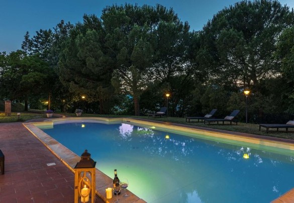 The illuminated pool ready to give you unique moments - Poggio Medei