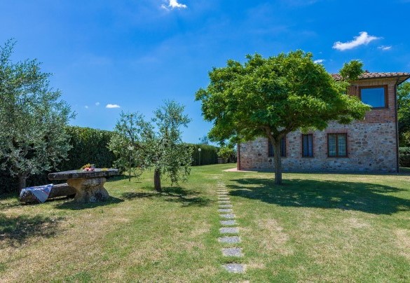 A view of the farmhouse surrounded by tree species typical of the area - Poggio Medei