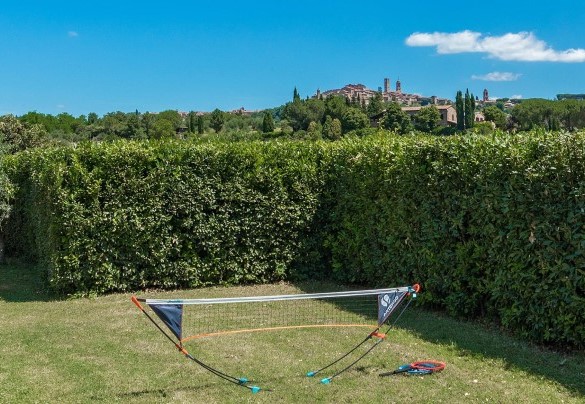 Even playing, one can admire the splendor of the town of Citta 'della Pieve - Poggio Medei