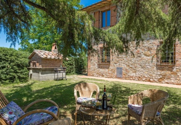 The living area shaded by a Cedar of Lebanon - Poggio Medei
