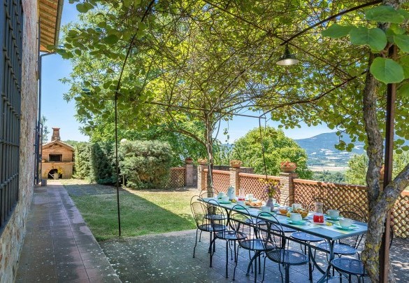The outdoor dining area near the pizza oven and the bbq - Poggio Medei