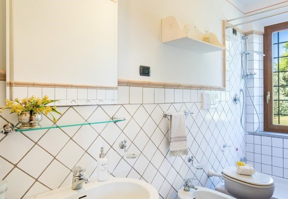 Bathroom 1 with shower on the ground floor - Poggio Medei