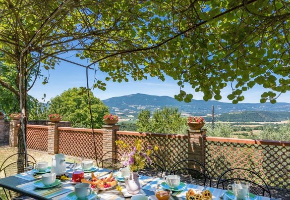 The table ready for a breakfast in the shadow of the Kiwi - Poggio Medei