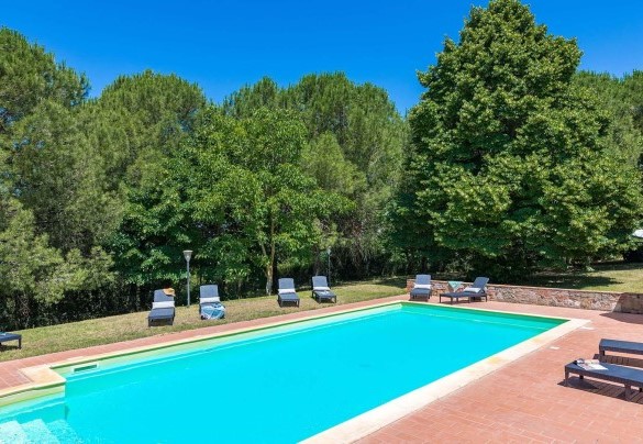 The beautiful swimming pool with the spacious sunbathing area equipped with sunbeds and umbrella - Poggio Medei
