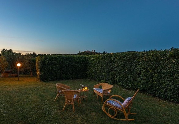 A relaxation area with evening views of Citta 'della Pieve - Poggio Medei