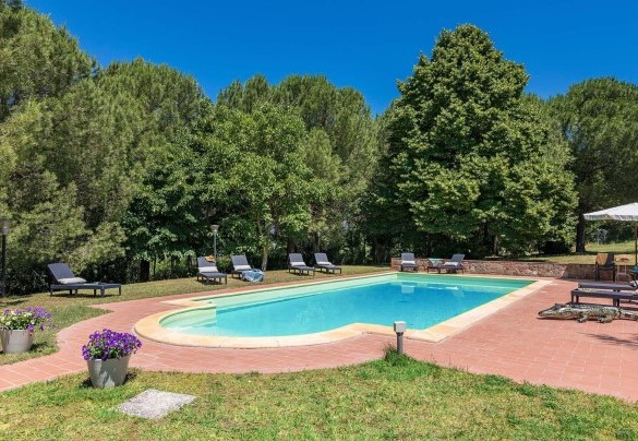 View of the pool surrounded by comfortable sun beds - Poggio Medei