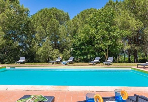 The pool area surrounded by large trees where the tourist can relax in the shade - Poggio Medei