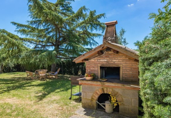 the shaded living area adjacent to the bbq area - Poggio Medei