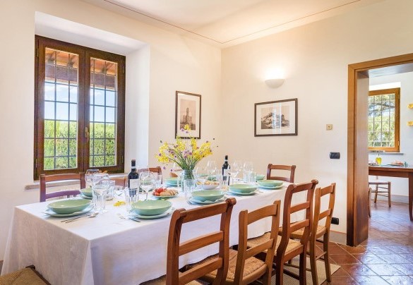 Dining room communicating with the kitchen - Poggio Medei