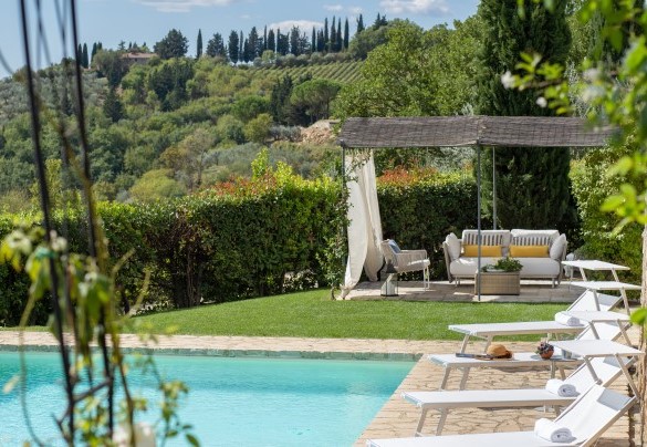 The rectangular pool, measuring 6 x 12 m with the depth varying from 1.20 to 2 m, is lined in PVC – Poggio Novoli