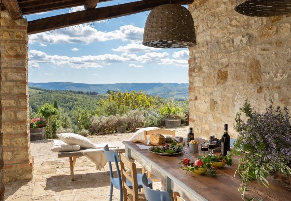 The country house is located on the edge of the renowned "door of Chianti": the historic borgo of Greve – Poggio Novoli