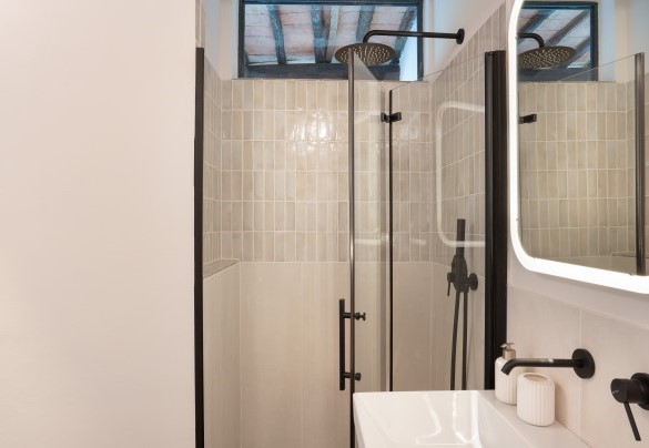 Bathroom with shower on the ground floor of the main house – Poggio Novoli