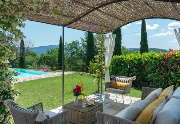 The solarium is equipped with sunbeds, an umbrella and a sofa with armchairs shaded by a gazebo – Poggio Novoli