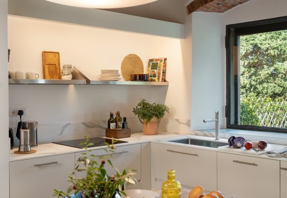 The modern kitchen (with a recess for the washing machine) and the dining area – Poggio Novoli