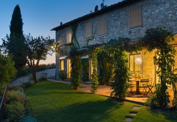 The house occupies the ground floor of the original farmhouse which has preserved intact its stone façade and which, on the first floor, houses the residence of the owners (not present in the period from May to September) – Poggio Novoli