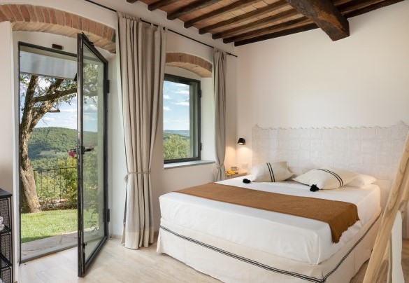 Double bedroom on the ground floor of the main house with direct access to the garden – Poggio Novoli