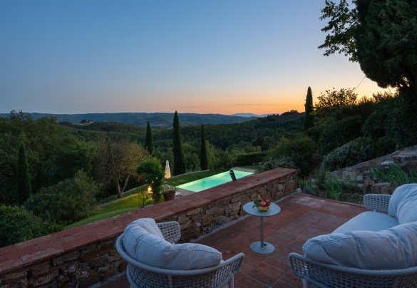 The garden extends for about 1700 sq m on a hilly surface along several terraces connected by stone steps, of which the lower one, occupied by the pool area -Poggio Novoli