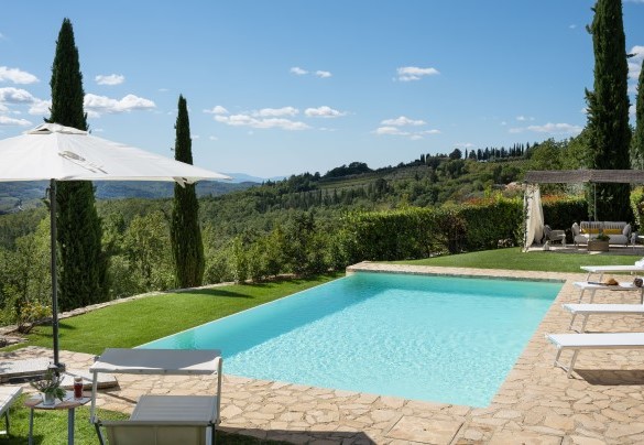 The infinity pool offers a particularly charming scenario over the Chianti hills, with screens of vines and green patches of woodland – Poggio Novoli