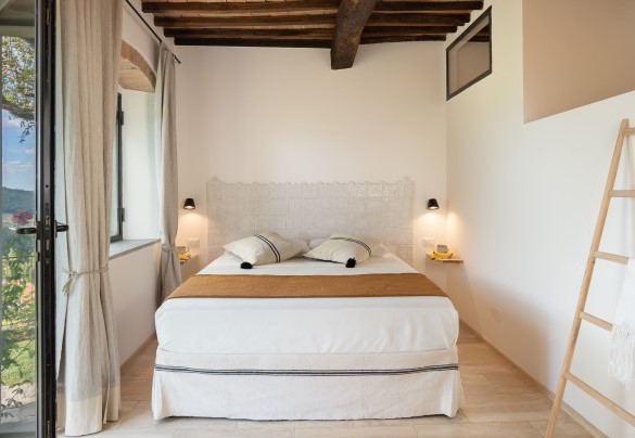 Double bedroom on the ground floor of the main house with en suite bathroom with shower – Poggio Novoli