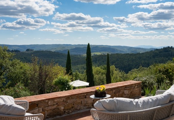 Positioned between the historic borghi of Montefioralle and Panzano, along the road that in times past connected the Valdarno with the Via Francigena in Val d’Elsa – Poggio Novoli