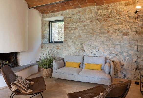 The sitting area with satellite tv and ornamental fireplace – Poggio Novoli