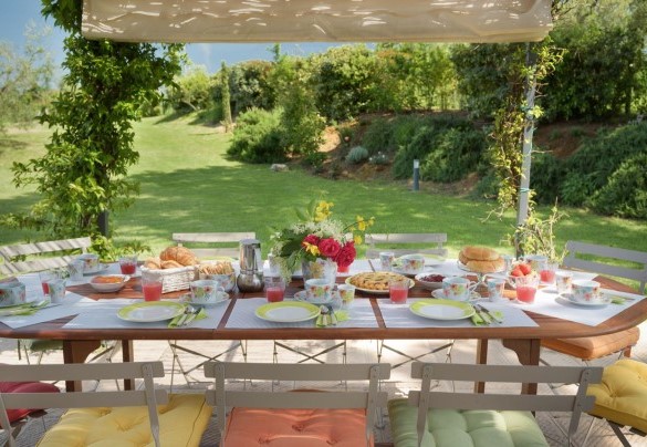 Detail of the pergola equipped with dining table, near the kitchen - Poggio Vistabella 10