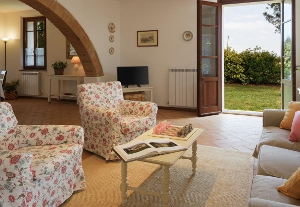 The living room with direct access towards the garden - Poggio Vistabella 10