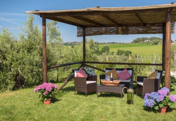The sunbathing area is provided with sunbeds, tables, gazebo and umbrellas - Poggio Vistabella 10