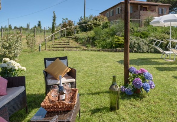 The sunbathing area is provided with sunbeds, tables, gazebo and umbrellas - Poggio Vistabella 10