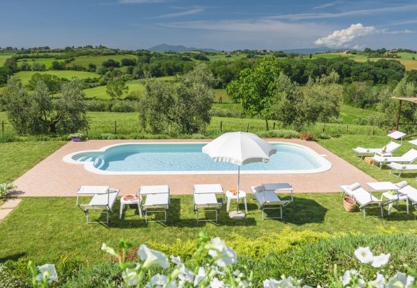 The pool is on a terracing at a lower level with respect to the house  - Poggio Vistabella 10