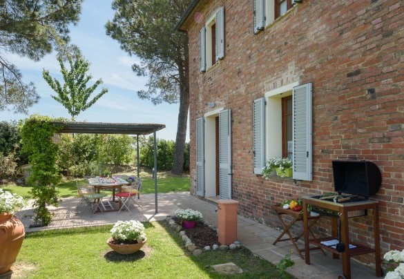 The well-kept garden surrounding the house, the pergola and the barbecue - Poggio Vistabella 10