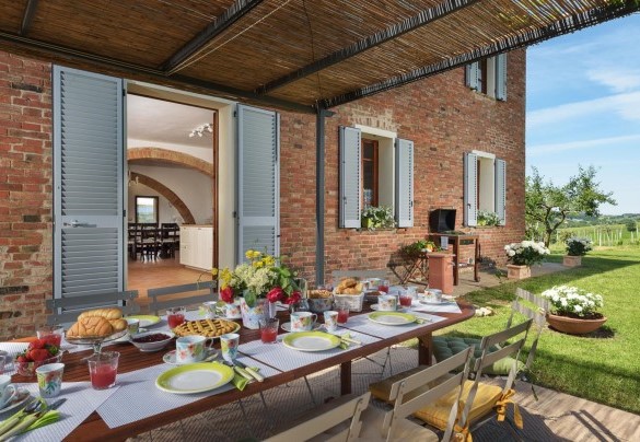 The pergola shades the elegant table prepared for outdoor breakfast - Poggio Vistabella 10