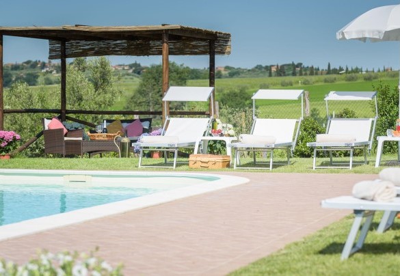 The captivating solarium area surrounds the purified salt pool - Poggio Vistabella 10